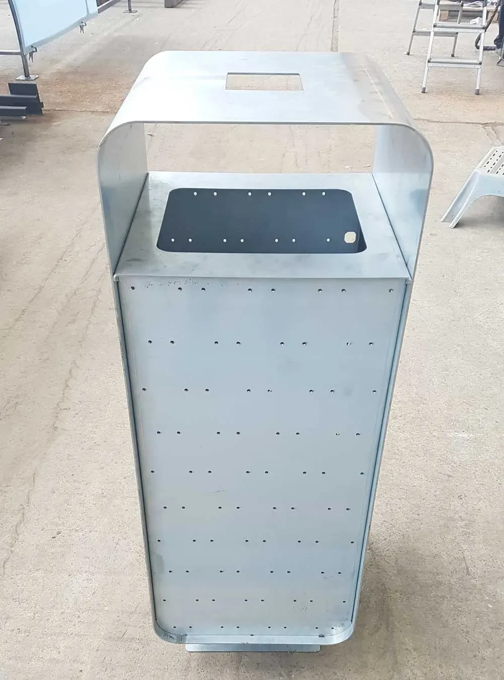 Metal bin