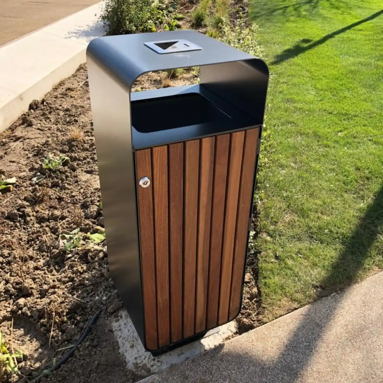Metal and wooden bin