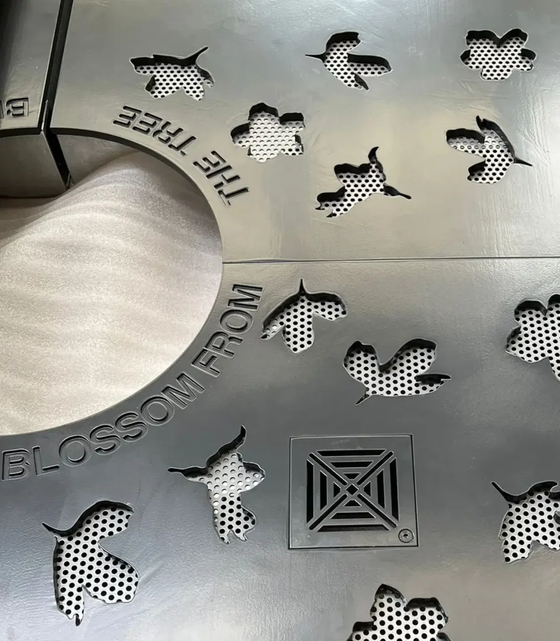 Metal tree cover with leaf cut outs