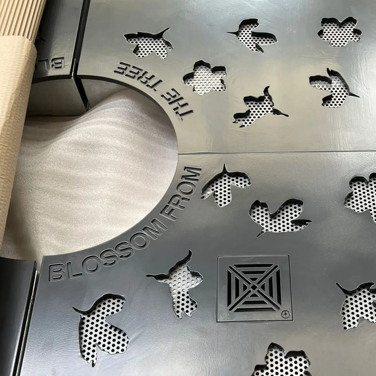 Metal tree cover with leaf cut outs